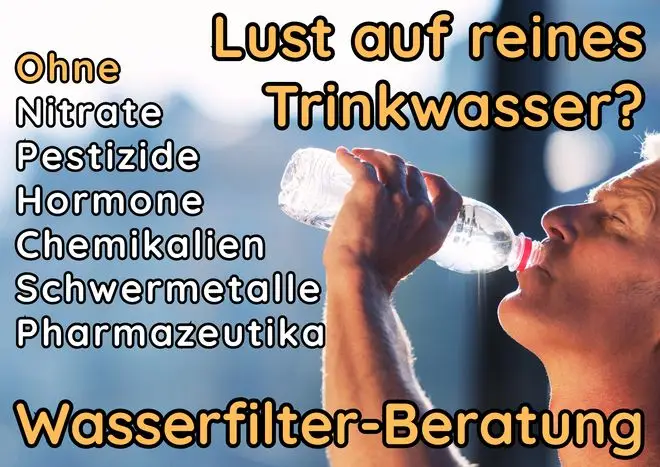 Das Bild zeigt einen Mann, der aus einer Plastikflasche Wasser trinkt. Der Hintergrund ist weich verschwommen, wodurch der Fokus auf der Person und dem Text liegt. Beworben wird der Wunsch nach reinem Trinkwasser ohne Schadstoffe wie Nitrate, Pestizide, Hormone, Chemikalien, Schwermetalle oder Pharmazeutika.