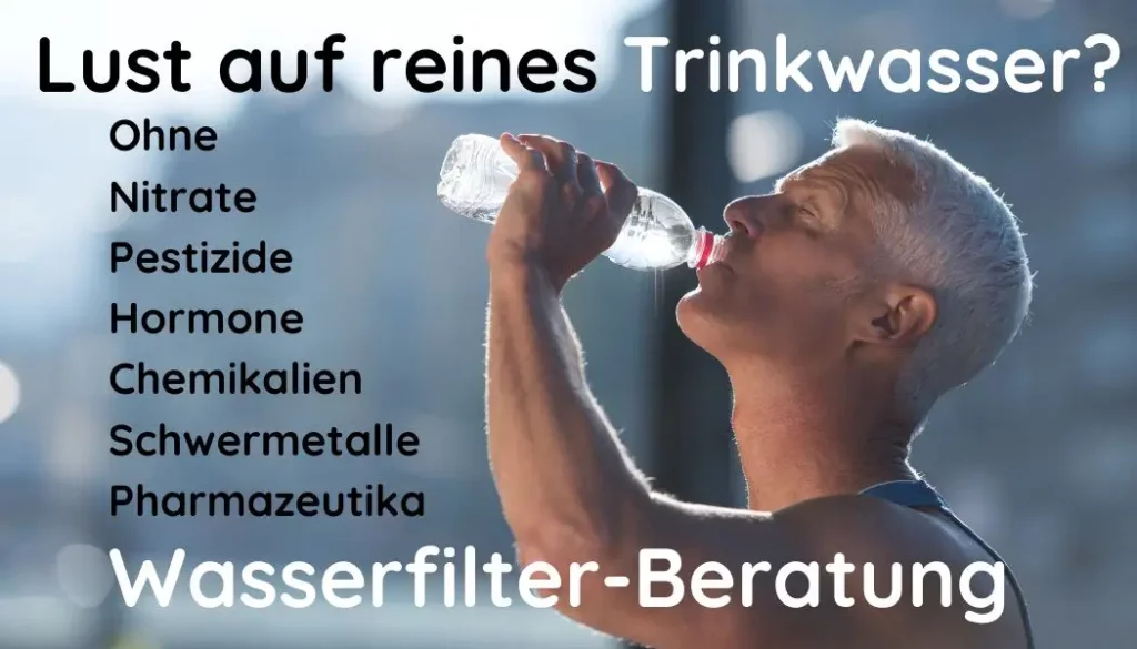 Auf dem Bild ist ein älterer Mann von der Seite zu sehen, der aus einer kleinen, transparenten Plastik-Wasserflasche trinkt. Die Person befindet sich in einem Fittnessraum, mit Gebäuden und einem hellen Himmel im Hintergrund.